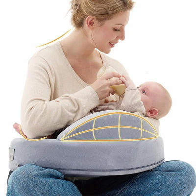 Coussin-allaitement-maman-bebe-boit-biberon